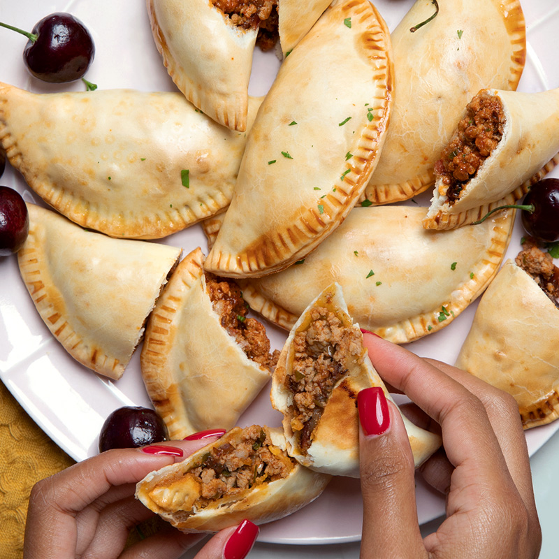 Empanadas Rellenas de Cerdo Molido y Cerezas